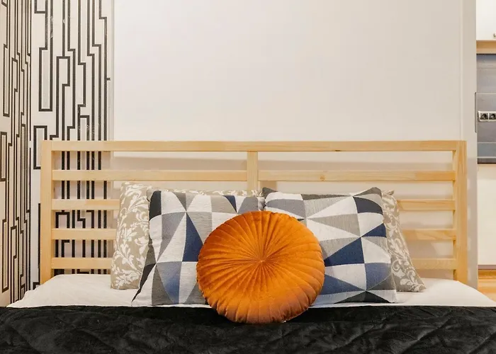 Spacious & Cozy Central Apartment W/ Terrace