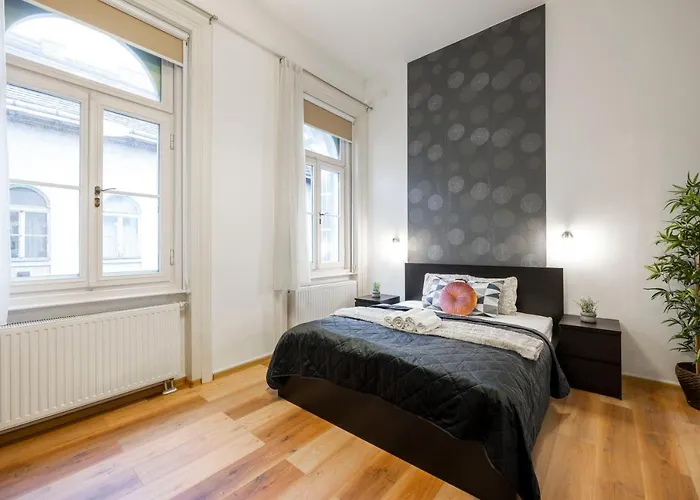 Spacious & Cozy Central Apartment W/ Terrace