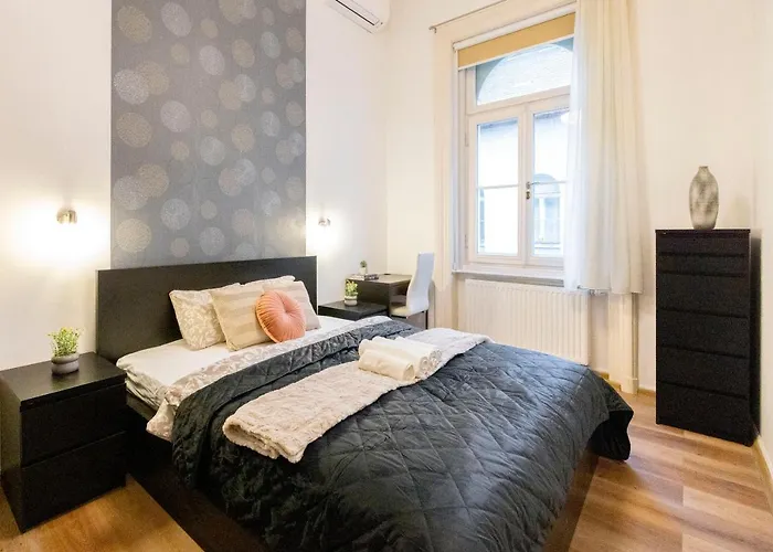 Spacious & Cozy Central Apartment W/ Terrace