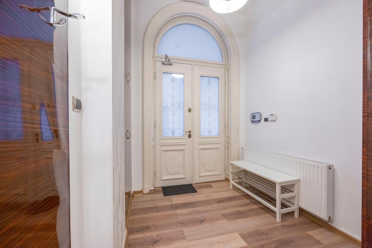 Spacious & Cozy W/ Terrace Apartament